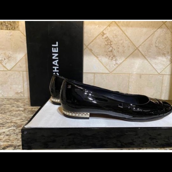 Chanel black Classic patent pearl flats - Picture 3 of 8
